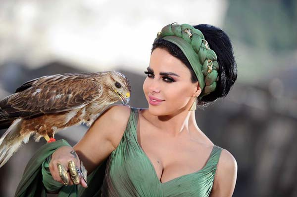 الصقر يحط على كتف ليال عبود - صور 