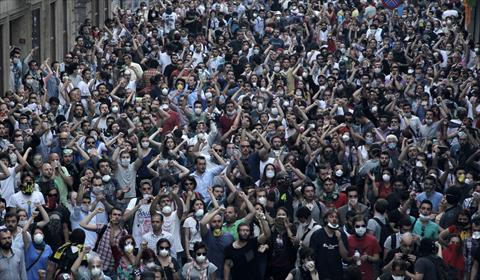 الشرطة التركية تفرّق مظاهرة تقسيم بالغاز - صور 