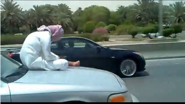 شاهد  ..  استهتار شاب بحياته !