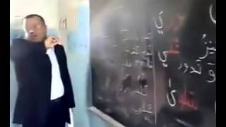 معلم وتلاميذه يرقصون على إيقاع الحروف - فيديو