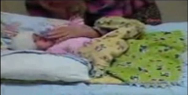 فيديو مروّع  ..  أم تركية تكتم نفس طفلتها الرضيعة