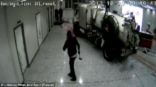 بالفيديو : لصوص أغبياء  ..  اقتحموا مبنى ليكتشفوا أنه ليس بنكاً!