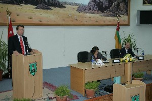 السفير البريطاني يحاضر في " الأردنية "