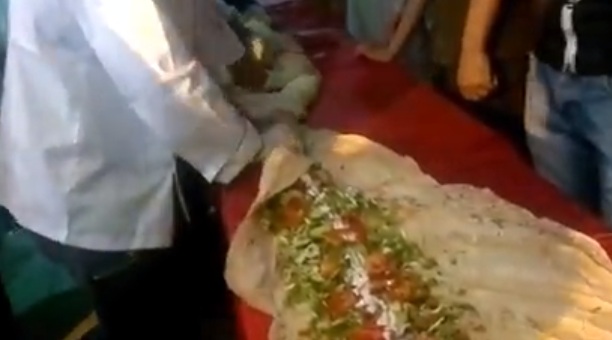 بالفيديو  ..  أطول سندويشة فلافل في الاردن