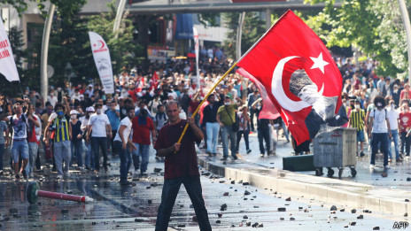 تركيا : عدم السماح للمحتجين بالتجمع في ميدان تقسيم