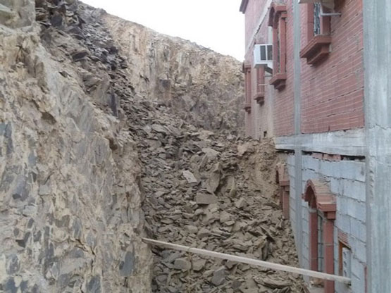 انهيار جبلي يحتجز زوجين سعوديين داخل غرفة نومهما