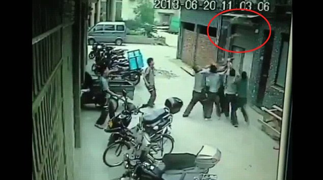 شاهد  ..  انقذوها بعدما سقطت من الطابق الخامس