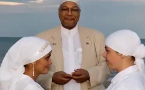  بالفيديو  ..  إمام أمريكي مثلي يزوج المسلمين المثليين 