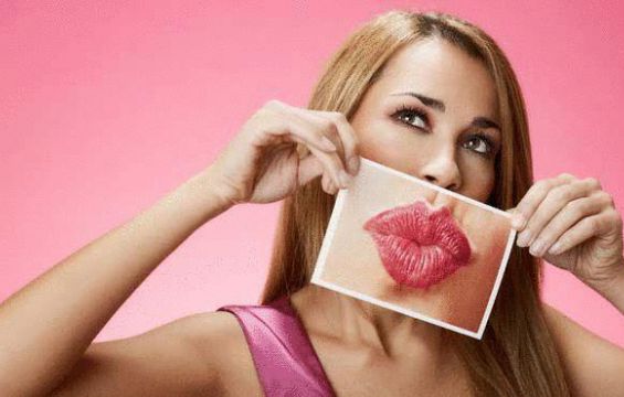استخدمت الغراء بالخطأ بدلاً من مرطب الشفاه