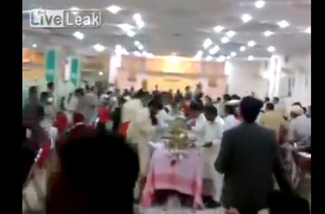 شاهد  ..  ماذا فعل أهالي العروسين بحفل الزفاف ؟