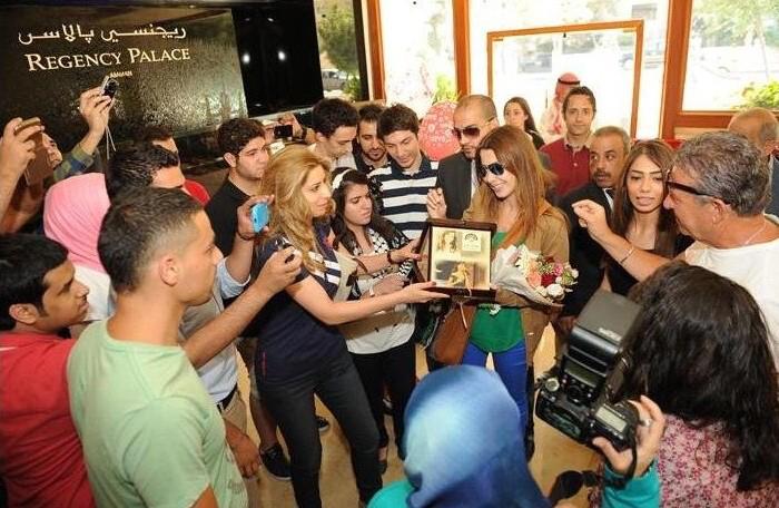 بالصور - نانسي عجرم تصل عمان وترتدي الشماغ الأحمر