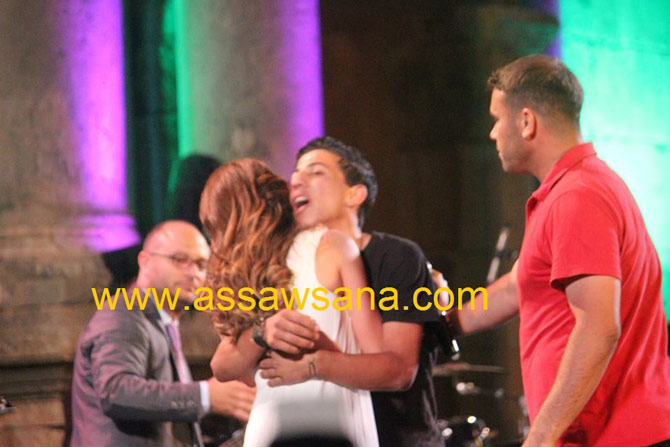 شاب يفاجئ نانسي عجرم بالقبل في جرش - صور