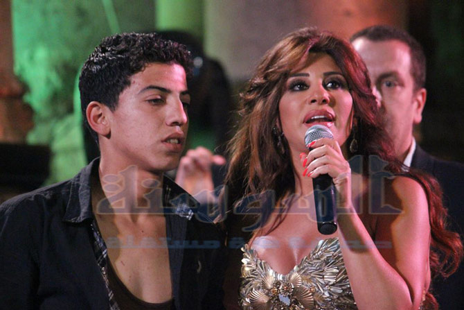 شاهدوا الصور  ..  نجوى كرم تشعل جرش وشاب يخطف الأضواء بتهديده بالانتحار 