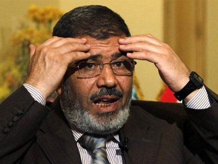 التحقيق مع مرسي بتهم التخابر والقتل 
