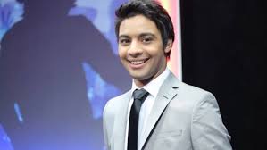  احمد جمال يؤدي مناسك العمرة