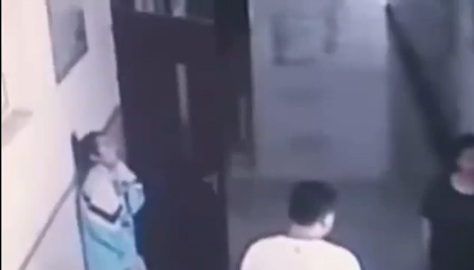 فيديو يظهر وحشية معلم سحب تلميذته وضربها بالحائط !