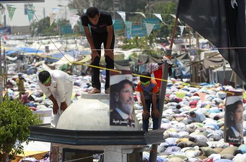 مصر : مظاهرات حاشدة والجيش يستعرض قوته - صور
