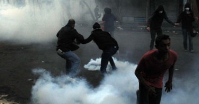 الجيش المصري يطلق قنابل الغاز على أنصار مرسي