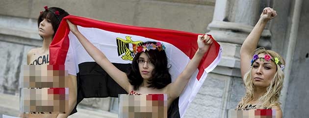 مصرية تتظاهر عارية أمام سفارة بلادها في برلين