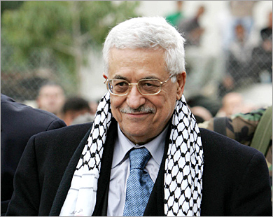 عباس يبشر الفلسطينيين بمفاجأة الأحد