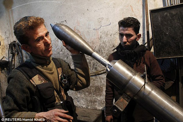  بالصور ..  ثوار سوريا يلجأون لأسلحة القرون الوسطى