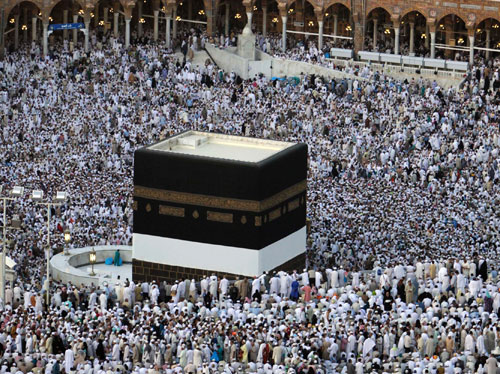 شاهد  ..  مسنٌّ لم يترك الحرم المكي لأكثر من 80 عاماً