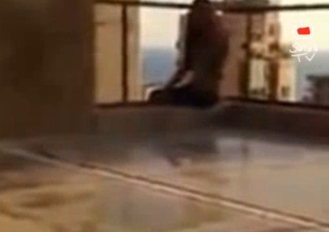 صور زوجته لحظة انتحارها - فيديو