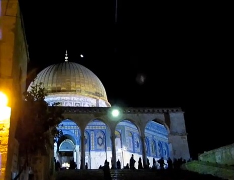 شاهد  ..  اجسام مضيئة ظهرت الجمعة فوق قبة الصخرة ! 