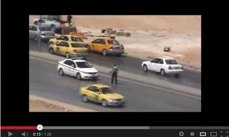 الأردن : أرعب السائقين ورفع حذاءه في وجوههم - فيديو