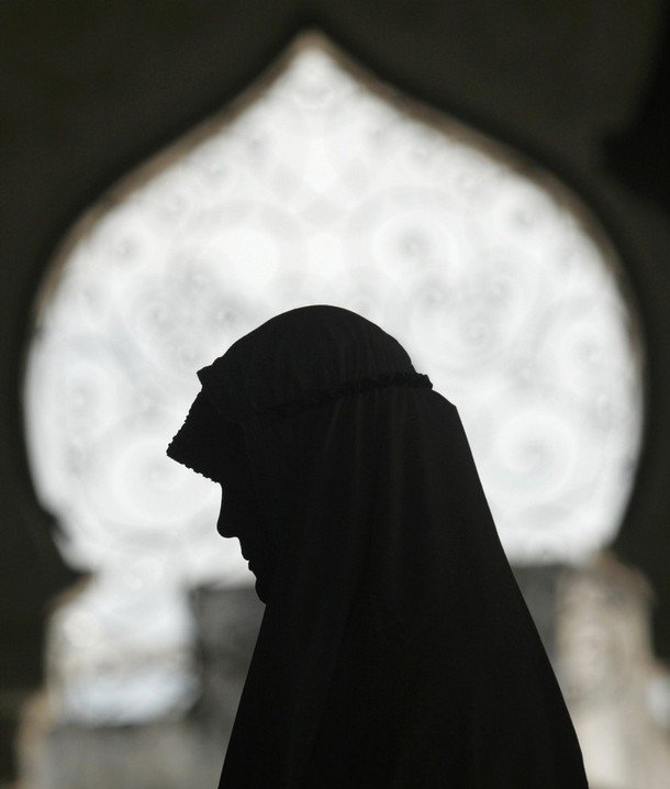 نساء يستثمرن تراويح رمضان لاصطياد عرسان!