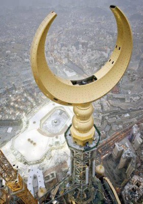 بالفيديو  ..  شابان يفطران فوق هلال ساعة برج مكة