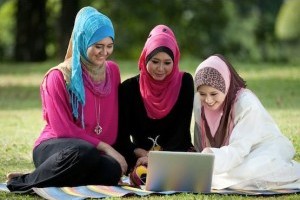 فتوى دينية  ..  إستخدام النساء لتويتر وفيسبوك حرام شرعاً