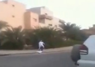 شاب كويتي يعرض لحادث طريف  ..  فيديو