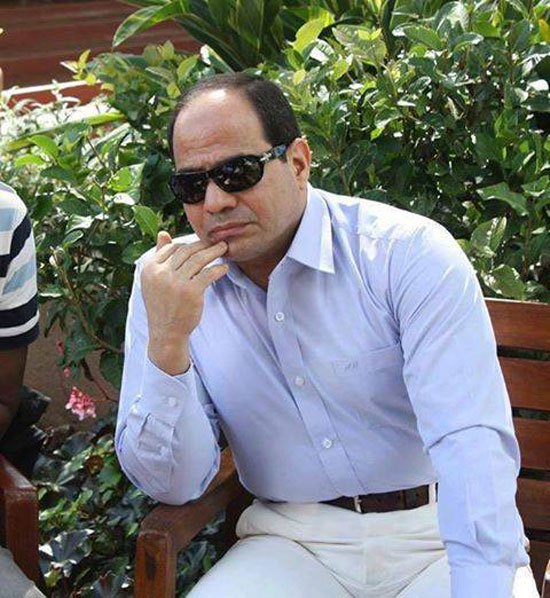 السيسي بزي مدني  ..  صور