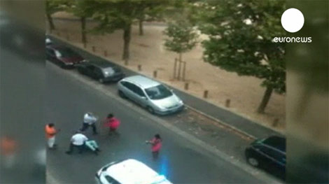 بالفيديو .. الشرطة الفرنسية تعتدي على امرأة بوحشية