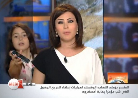 شاهد ..  ابنة مذيعة سورية تظهر على الهواء مباشرة لتناولها الجوال