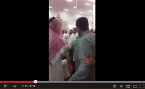 مشاجرة في جامع بالرياض بسبب الدعاء على السيسي  ..  فيديو