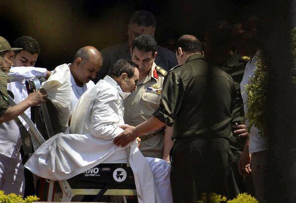 مبارك في يومه الأول خارج السجن: الحمد لله