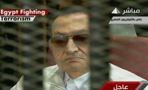 مبارك يحضر محاكمته بتهمة التواطؤ في قتل متظاهرين 