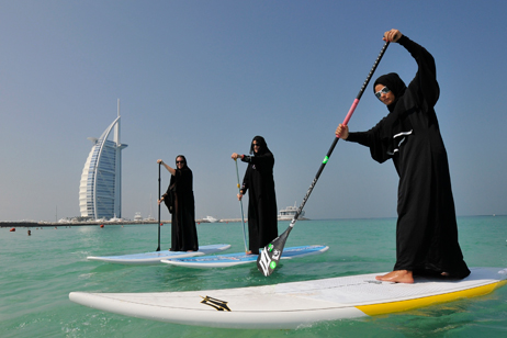 يركبن الأمواج بالعباءة