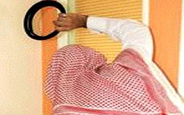سعودي يضرب ابنه حتى الموت