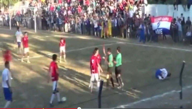 فيديو: لاعب يعاقب حكماً بركلة كونغ فو