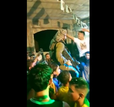 الجيش الإسرائيلي يحيل للتأديب جنودا رقصوا مع فلسطينيين - فيديو