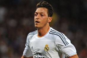 والد أوزيل: رئيس ريال مدريد ليس رجلاً شريفاً!