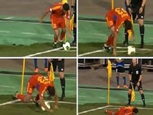 شاهد  ..  لاعب يسدد أسوأ ركلة ركنية في التاريخ!!