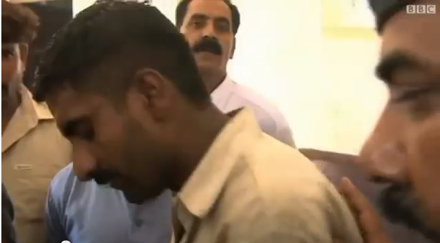 فيديو .. باكستاني يغرق ابنته في النهر لرغبته بولد