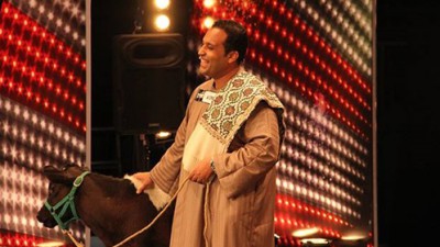 فيديو .. متسابق  مصري يدخل بقرة الى مسرح ارب جوت تالينت