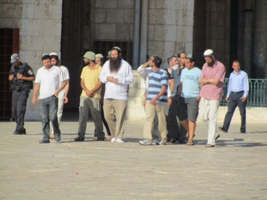 مستوطنون متطرفون يقتحمون المسجد الأقصى 