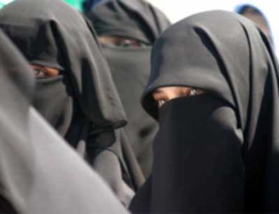 وزير بريطاني يطالب بمنع ارتداء النقاب 