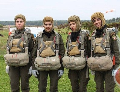 بالصور ..  فلسطينيات يقفزن من طائرة عسكرية روسية!